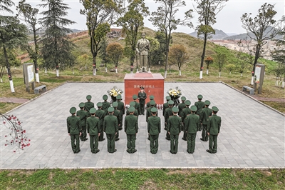 武警贵州总队某机动支队“学章”中队组织官兵聆听长征故事，学习英雄事迹（资料照片）。归王彬摄
